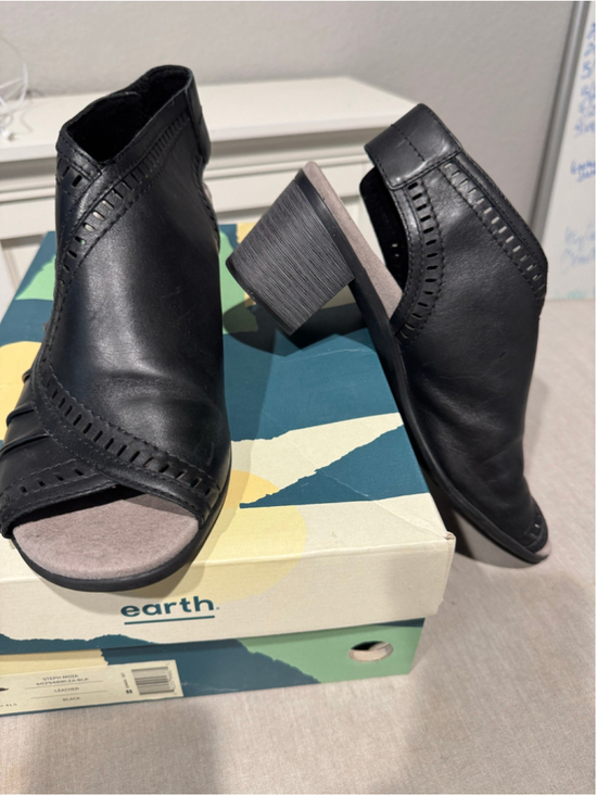 Earth Shoes - Women's Earth Black Leather Slinback Peep Toe Laser Cut Sandals Size 10